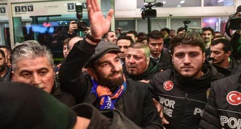 مشاجرة في ملهى ليلي.. توران يغازل زوجة مغني شهير ثم يتعدى عليه بالضرب